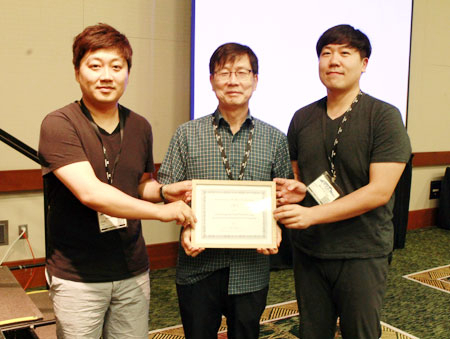 DGIST 미래자동차융합연구센터 정우영(가운데) 센터장과 연구팀이 기념촬영을 하고 있다.