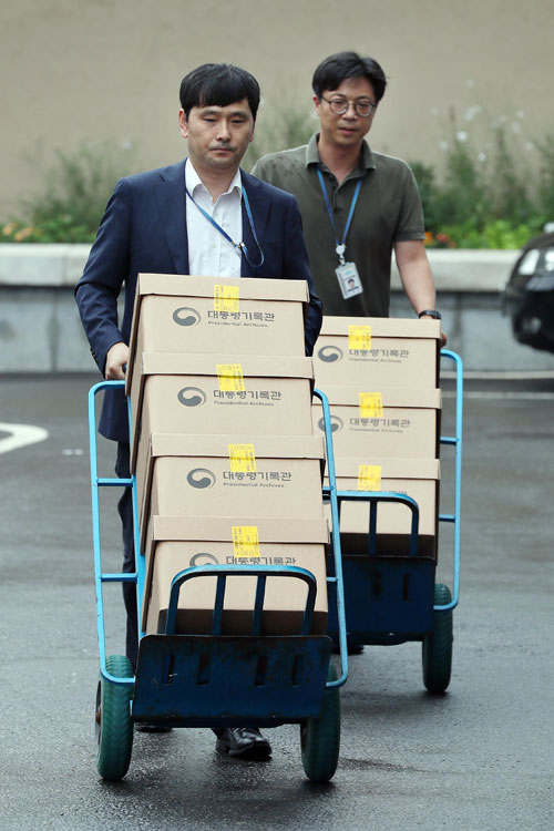 28일 오후 청와대 국정기록비서관실 관계자들이 청와대 민원실에서 전임 정부 미 이관 대통령기록물이 담긴 상자를 대통령기록관으로 이관하는 작업을 하고 있다. 박수현 대변인은 브리핑을 통해 