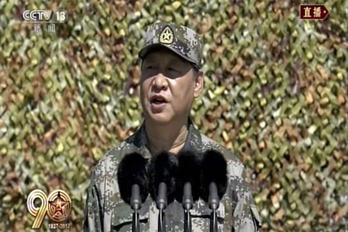 (베이징 AP=연합뉴스) 시진핑 중국 국가주석이 30일(현지시간) 네이멍구 주르허 훈련기지에서 열린 인민해방군 건군절(8월 1일) 기념 열병식에서 위장용 얼룩무늬의 전투복을 입고 연설하고 있다. 시 주석은 이날 연설에서 