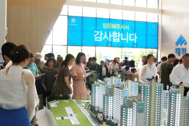 올 상반기 대구 아파트 청약 열기가 유례없이 달아오른 가운데 분양가 상승세가 이어졌다. 지난달 조기 분양에 성공한 앞산 태왕아너스 모델하우스 현장. 태왕 제공