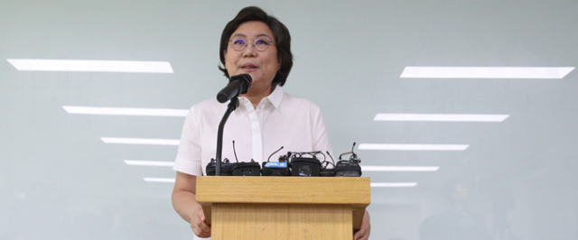 31일 오후 파주시 홍원연수원에서 열린 바른정당 국회의원 연찬회에 참석한 이혜훈 대표가 자신과 관련된 금품 수수 의혹에 대한 해명 기자회견을 하고 있다. 이 대표는 일부 언론이 보도한 한 사업가로부터 명품 의류 등 6천만원 상당의 금품 수수 의혹과 관련 사실무근이라며 법적 대응 방침을 밝혔다. 연합뉴스