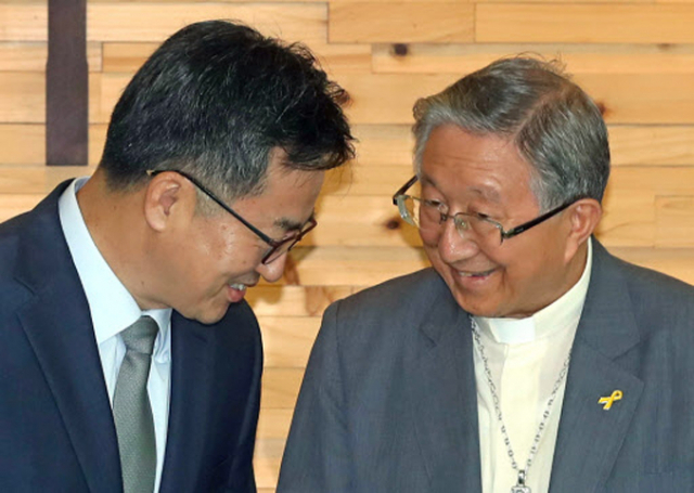 김희중 대주교(오른쪽)가 지난달 31일 종교인 과세에 대한 의견을 수렴하기 온 김동연 경제부총리와 악수하며 인사를 나누고 있다.