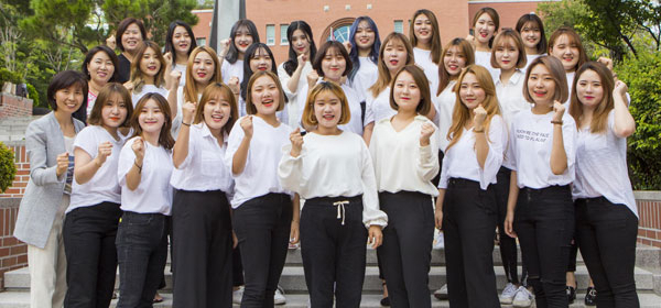 계명문화대 뷰티코디네이션학부 학생들과 교수들이 파이팅을 외치고 있다.