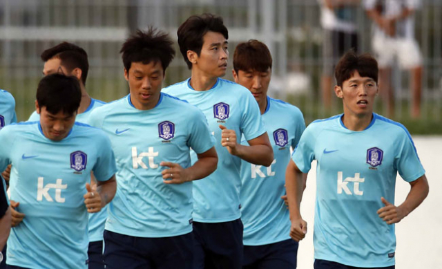한국 축구대표팀 이동국과 선수들이 2일 오후(현지시각) 우즈베키스탄 타슈켄트 분요드코르 보조경기장에서 2018 러시아 월드컵 아시아 최종예선 우즈베키스탄전을 앞두고 훈련을 하고 있다. 연합뉴스