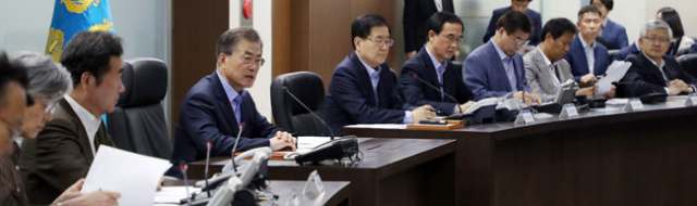 문재인 대통령이 3일 오후 청와대에서 국가안전보장회의(NSC) 전체회의를 긴급 소집해 북한의 6차 핵실험과 관련, 대응 방안을 논의하고 있다. 왼쪽부터 김부겸 행정안전부 장관, 강경화 외교부 장관, 이낙연 국무총리, 정의용 국가안보실장, 조명균 통일부 장관, 서훈 국가정보원장, 임종석 대통령 비서실장, 남관표 국가안보실 2차장. 연합뉴스