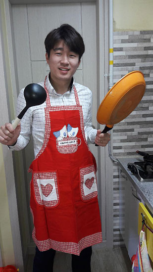 신통남 교육을 받은 남편 고경옥 씨가 가족을 위해 맛있는 요리를 하고 있다.
