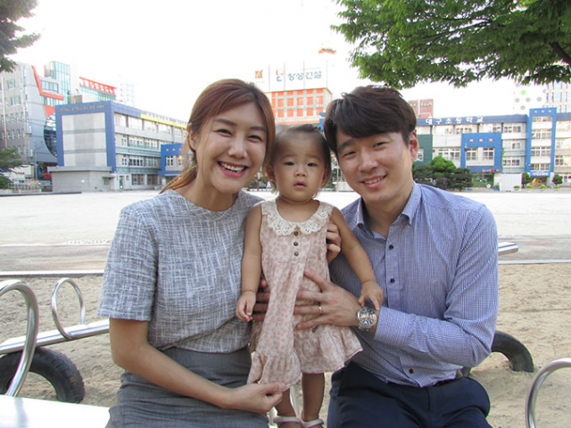 남편 고경옥 씨가 아내 김진 씨, 딸 담희 양과 함께 행복한 모습으로 활짝 웃고 있다.