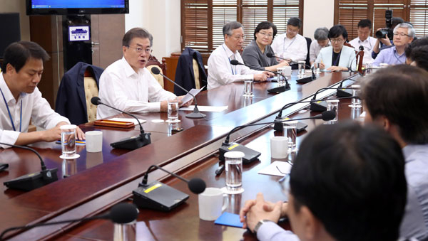 문재인 대통령이 4일 오후 청와대 여민관에서 수석