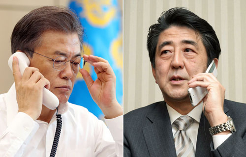 문재인 대통령이 4일 오전 청와대 여민1관 소회의실에서 아베 신조(安倍晋三) 일본 총리와 전화통화를 하고 있다. 오른쪽은 아베 신조 일본 총리. 사진은 연합뉴스 자료사진. 청와대 제공 연합뉴스