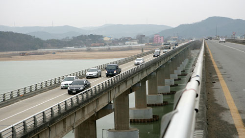 성주대교에 보행자 통로가 없고 난간이 낮다 보니 자살 시도가 잇따르고 자칫 실족 사고가 발생할 위험도 높아 대책 마련이 시급한 실정이다. 성주군 제공