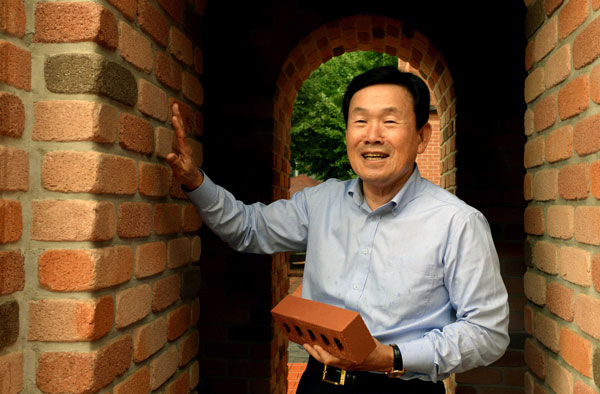 한삼화 회장은 2004년 북한 용천역 사고 현장에 구호물품으로 벽돌을 보냈다.