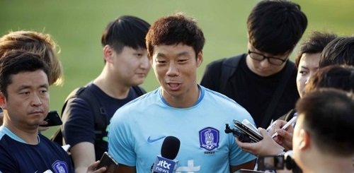축구대표팀 염기훈이 2일 오후(현지시간) 우즈베키스탄 타슈켄트 분요드코르 보조경기장에서 2018 러시아 월드컵 아시아 최종예선 우즈베키스탄전을 앞두고 열린 공식훈련에서 인터뷰를 하고 있다. 자료사진 연합뉴스