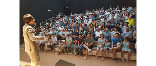 한국코미디타운은 개그 공연과 코미디 역사를 체험할 수 있다. 청도군 제공