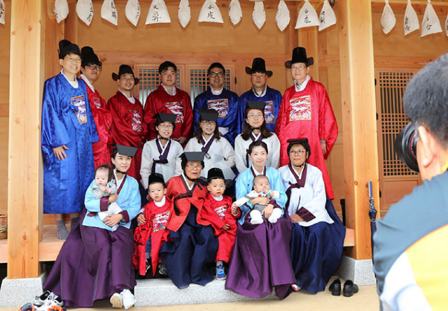 산청 한약방을 찾은 관람객들이 어의