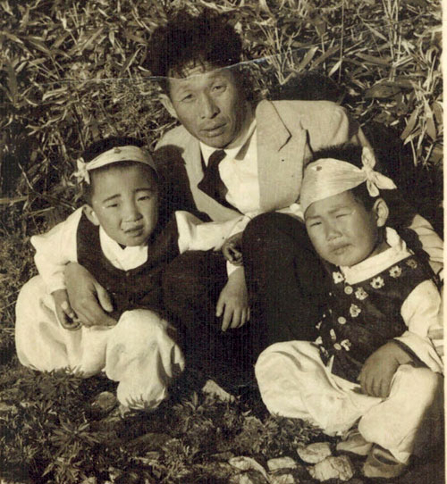 82명의 목숨을 구한 울진의 의용 인사 이재동 씨가 어린 아들(이부형