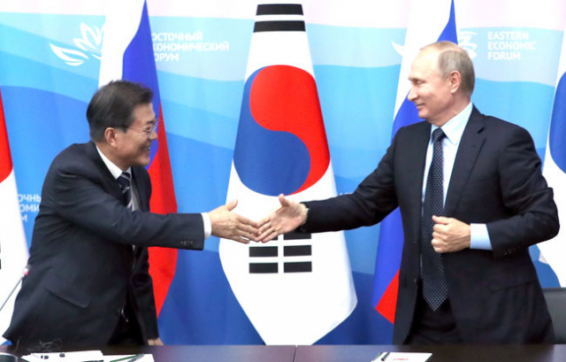 문재인 대통령과 블라디미르 푸틴 러시아 대통령이 6일 오후 러시아 블라디보스토크 극동연방대학교에 마련된 언론발표장에서 공동언론발표를 한 뒤 악수하고 있다. 블라디보스토크 연합뉴스