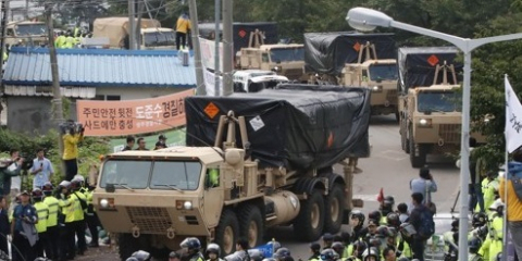 사드(THAAD·고고도미사일방어체계) 잔여 발사대 4기 추가배치가 시작된 7일 오전 관련 장비를 실은 미군 차량이 사드 기지(옛 성주골프장)로 이동하기 위해 경북 성주군 초전면 소성리 마을회관 앞으로 들어오고 있다. 연합뉴스