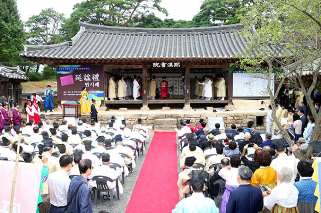 조선 국왕은 종친이나 문무관 중에서 정2품 이상의 실직을 지낸 사람이 죽으면 생전의 인품이나 학식과 충절 등을 고려해 시호를 내렸다. 보백당 김계행 선생 서세 500주년을 기념해 임금이 내린 시호를 맞이하는 