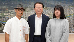 구수한 사투리로 경직된 조회 분위기에 활기를 불어넣은 이해용(왼쪽) 이장과 이아현(오른쪽) 학생이 양동인 거창군수와 기념촬영을 하고 있다. 거창군 제공