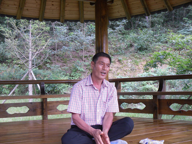 구미발갱이들소리 보유자 윤수호 씨가 구미 천생산 등산로에서 구미발갱이들소리를 뽑아내고 있다.