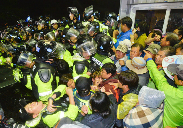 7일 새벽 성주군 초전면 소성리 마을회관 앞에서 사드 기지 진입로를 확보하려는 경찰과 사드 반입 저지에 나선 주민들이 뒤엉켜 극심한 몸싸움을 벌이고 있다. 경찰은 병력 8천여 명을 동원해 해산작전을 벌여 농성 중인 사드반대단체와 주민 500여 명을 격리하고 8시간 만에 사드기지 진입로를 확보했다. 우태욱 기자 woo@msnet.co.kr