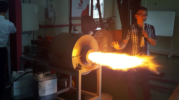 황재백 (주)이플러스 대표가 구미 산동면 부설연구소에서 연소 시연회를 열어 획기적인 기술력으로 개발한 