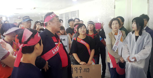 아파트 분양 실적 저조로 8개월째 공사가 중단된 구미시 원평재건축아파트 조합원 100여 명이 6일 구미시청을 방문해 빠른 공사 재개를 촉구하며 항의농성을 벌였다. 구미 정창구 기자