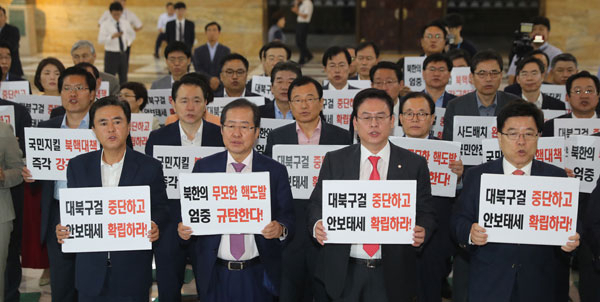 자유한국당 홍준표(앞줄 왼쪽 두 번째) 대표와 정우택 원내대표 등 의원들이 8일 오전 국회 로텐더홀에서 열린 보이스 오브 자유한국 릴레이 발언대 행사에 참석, 북핵 대책 즉각 강구 등을 요구하고 있다. 연합뉴스