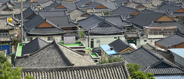 경주 지진 발생 1주년을 앞두고 10일 지진 피해가 발생했던 경주 황남동 한옥마을 기와지붕이 대부분 복구됐다. 하지만 지진에 대한 불안감과 전통 기와보다 상대적으로 저렴한 비용 때문에 함석 기와로 많이 복구되어 고풍스러운 한옥마을의 모습을 잃어가고 하다. 함석 기와 사이로 듬성듬성 전통 기와인 골기와가 보인다. 성일권 기자 sungig@msnet.co.kr