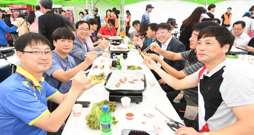 문경약돌한우축제가 열린 영강체육공원에 많은 관람객들이 몰렸다. 문경시 제공