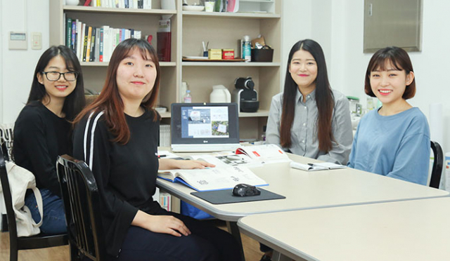 경북디자인특공대로 선발된 경일대 디자인학부 산업디자인전공 학생들이 회의를 하고 있다.