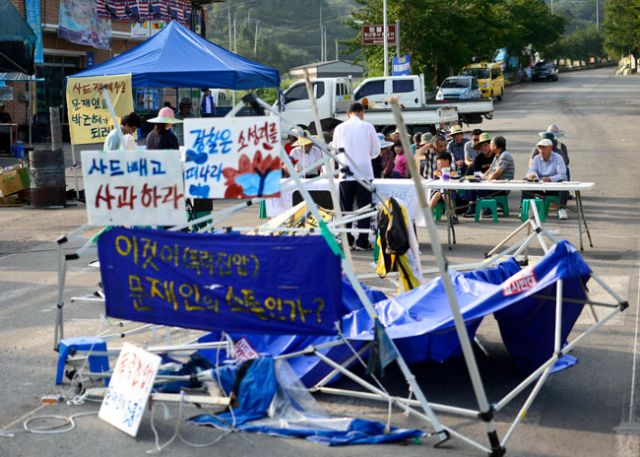 9일 오후 성주군 초전면 소성리 마을회관 앞 도로에 경찰과의 충돌 상황에서 부서진 천막이 놓여 있다. 사드를 반대하는 주민과 단체들은 사드 철거를 위해 끝까지 싸우겠다고 밝혀 후유증이 상당기간 지속될 전망이다. 우태욱 기자 woo@msnet.co.kr
