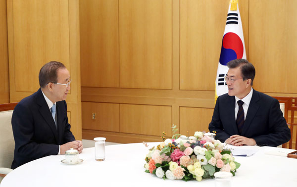 문재인 대통령이 11일 오전 청와대 본관 백악실에서 반기문 전 유엔 사무총장을 접견하고 있다. 연합뉴스