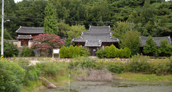 도계서원 앞 저수지 주변에는 노계 작품을 감상할 수 있는 문학 산책길을 조성할 계획이다. 민병곤 기자