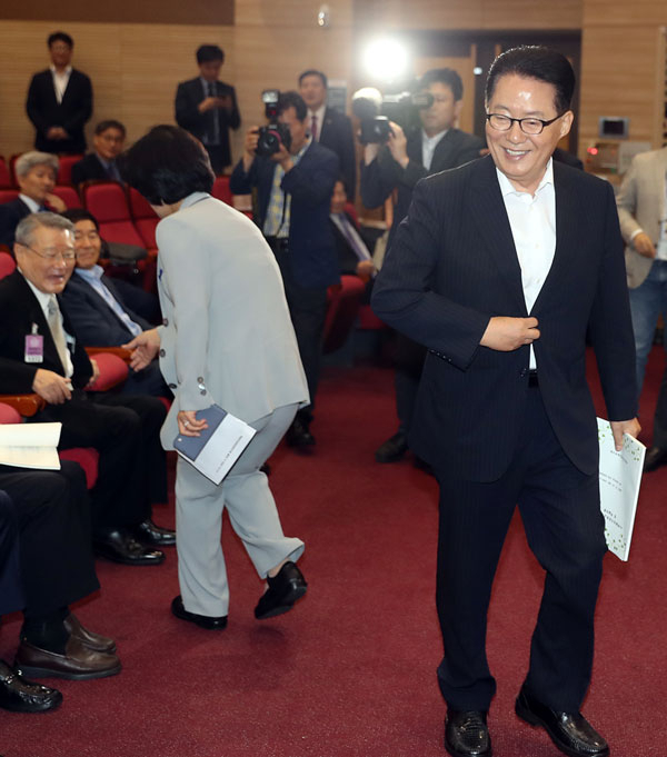 추미애 더불어민주당 대표가 12일 오전 국회 의원회관에서 열린 (사)백봉정치문화교육연구원 개소식 및 학술토론회에서 인사말을 마친 뒤 박지원 국민의당 국회의원과 인사도 없이 지나치자 박 의원이 미소 짓고 있다. 연합뉴스
