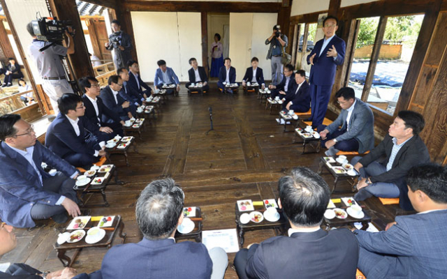 12일 안동 하회마을 양진당에서 지방분권 방향에 대한 전국 시
