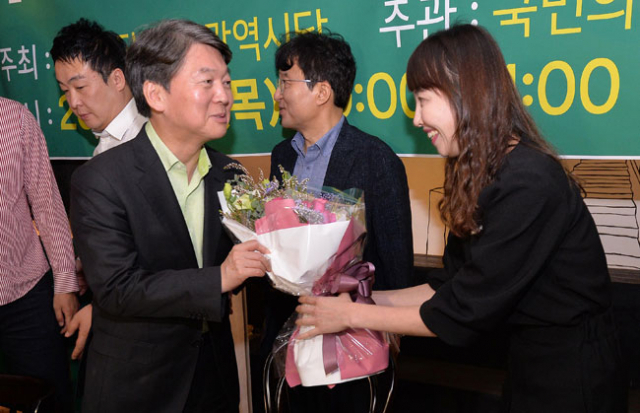 안철수 국민의당 대표가 14일 오후 대구 동성로에서 대구 청년들의 삶과 고민을 주제로 열린 청년간담회에서 참석자로부터 꽃다발을 받고 있다. 김영진 기자 kyjmaeil@msnet.co.kr