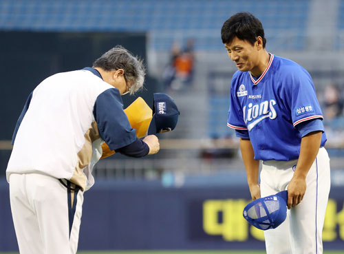 삼성 라이온즈 이승엽이 15일 오후 경남 창원시 마산야구장에서 열린 