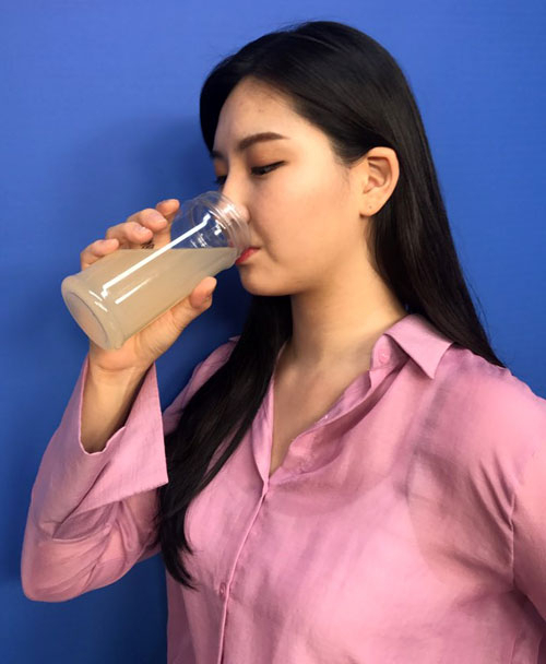 김민정 아나운서가 위점막을 튼튼하게 하는 효과가 있는 양배추즙을 마시고 있다.