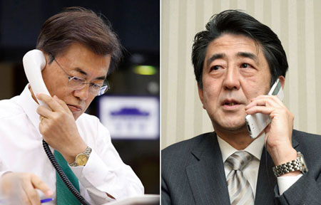 문재인 대통령이 15일 오후 청와대 여민관에서 아베 신조 일본 총리와 전화 통화를 하고 있다. 오른쪽 아베 신조 일본총리 사진은 연합뉴스 자료사진. 2017.9.15 [청와대 제공. 연합뉴스]