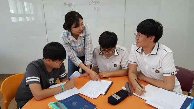 대구 칠성고는 지난 여름방학 기간 중 경북대 사범대 영어교육과 학생들과 함께 개인 맞춤별 영어 캠프를 운영했다.대구시교육청 제공