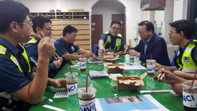 김부겸 행정안전부 장관이 대구 범어지구대 직원들과 이야기를 나누며 커피와 치킨을 먹고 있다. 대구 수성경찰서 제공