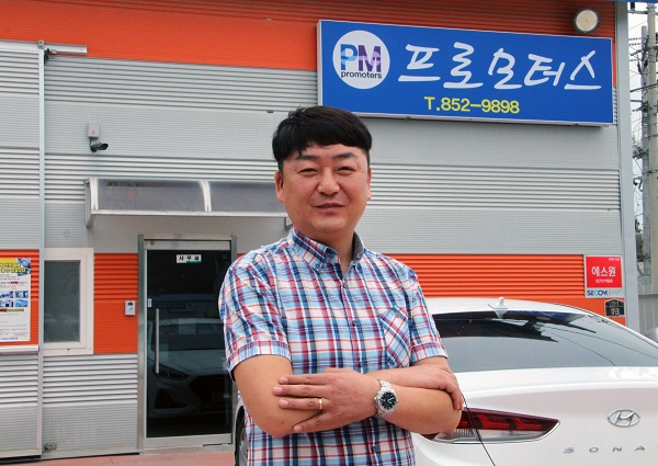 안동 최초 젊은 청년들의 자동차정비공장인 권오규 안동 프로모터스 대표는 매년 직접 쌀 포대를 짊어지고 지역 어르신들에게 배달 봉사를 다니고 있다. 김영진 기자