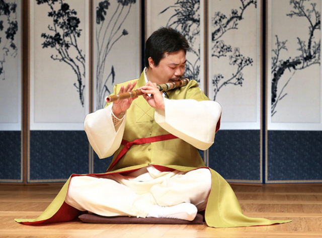 대금 명인 이영섭의 연주 모습.