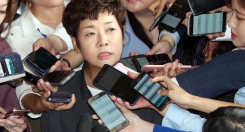 이명박 정부 시절 국가정보원이 작성한 문화예술계 블랙리스트 의혹과 관련해 피해자인 방송인 김미화씨가 19일 오전 서초구 서울중앙지검에 출석, 취재진의 질문에 답하고 있다. 연합뉴스