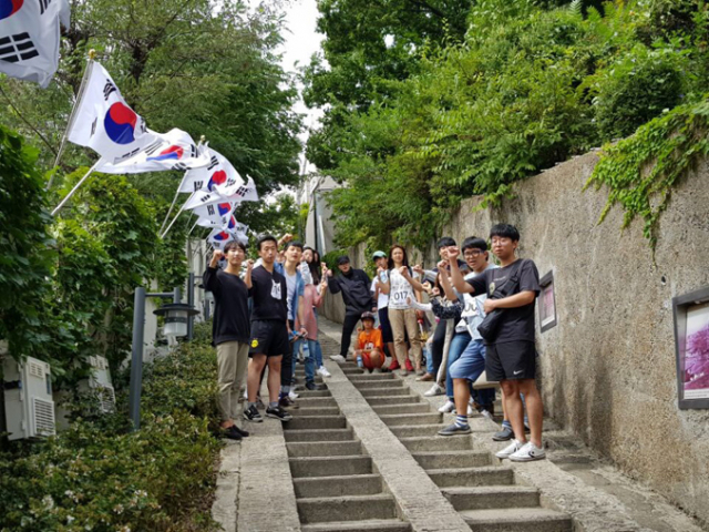 영진전문대학 사회복지과 복지실천연구회가 이달 16일 대구 중구 근대골목 기부걷기대회를 연 가운데, 참가자들이 청라언덕에서 기념촬영을 하고 있다.