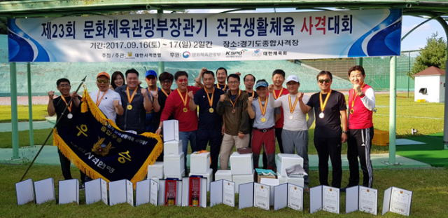 17일 끝난 제23회 문화체육관광부장관기 전국생활체육 사격대회에서 개인전과 단체전을 휩쓴 대구시 선수단. 대구사격연맹 제공