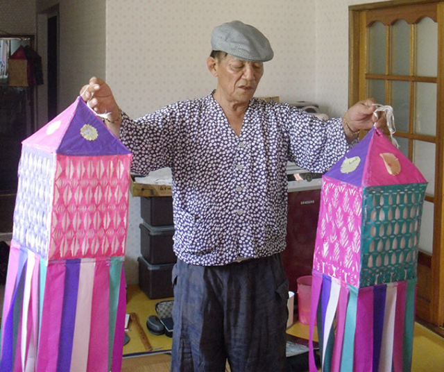 경북도지정 무형문화재인 영덕별신굿 보유자 김장길 씨가 만들고 있던 지화를 들어보이고 있다.