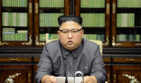 북한 김정은 노동당 위원장이 21일 도널드 트럼프 미국 대통령의 유엔 총회 연설에 대응해 직접 본인 명의의 성명을 발표했다고 조선중앙통신이 22일 보도했다. 사진은 연설문을 손에 들고 성명을 읽는 김정은 모습. 연합뉴스