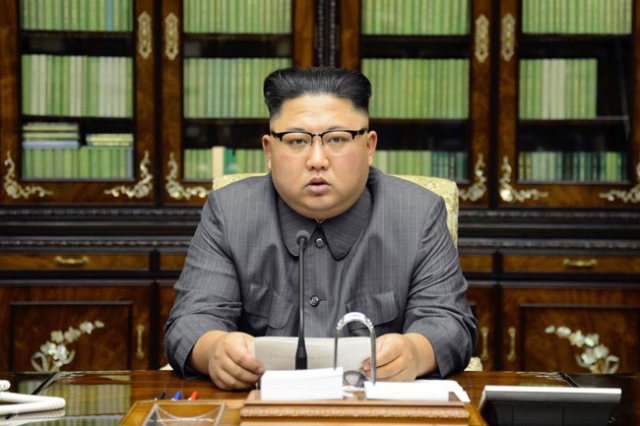 김정은 북한 노동당 위원장이 21일 도널드 트럼프 미국 대통령의 유엔 총회 연설에 대응해 직접 본인 명의의 성명을 발표했다고 조선중앙통신이 22일 보도했다. 김정은이 연설문을 손에 들고 성명을 읽는 모습. (평양 조선중앙통신=연합뉴스)